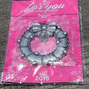 Silver Toned Wreath Paparazzi 2018 Holiday ornament new